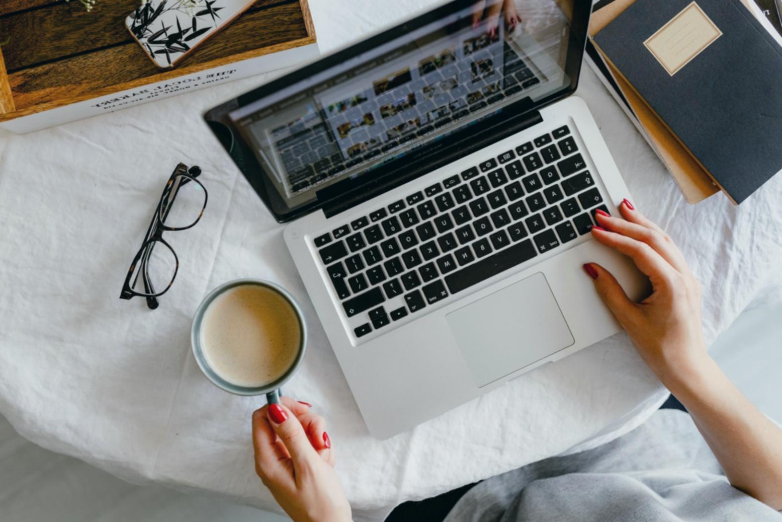 Participants analysant des données environnementales lors d'un atelier pratique